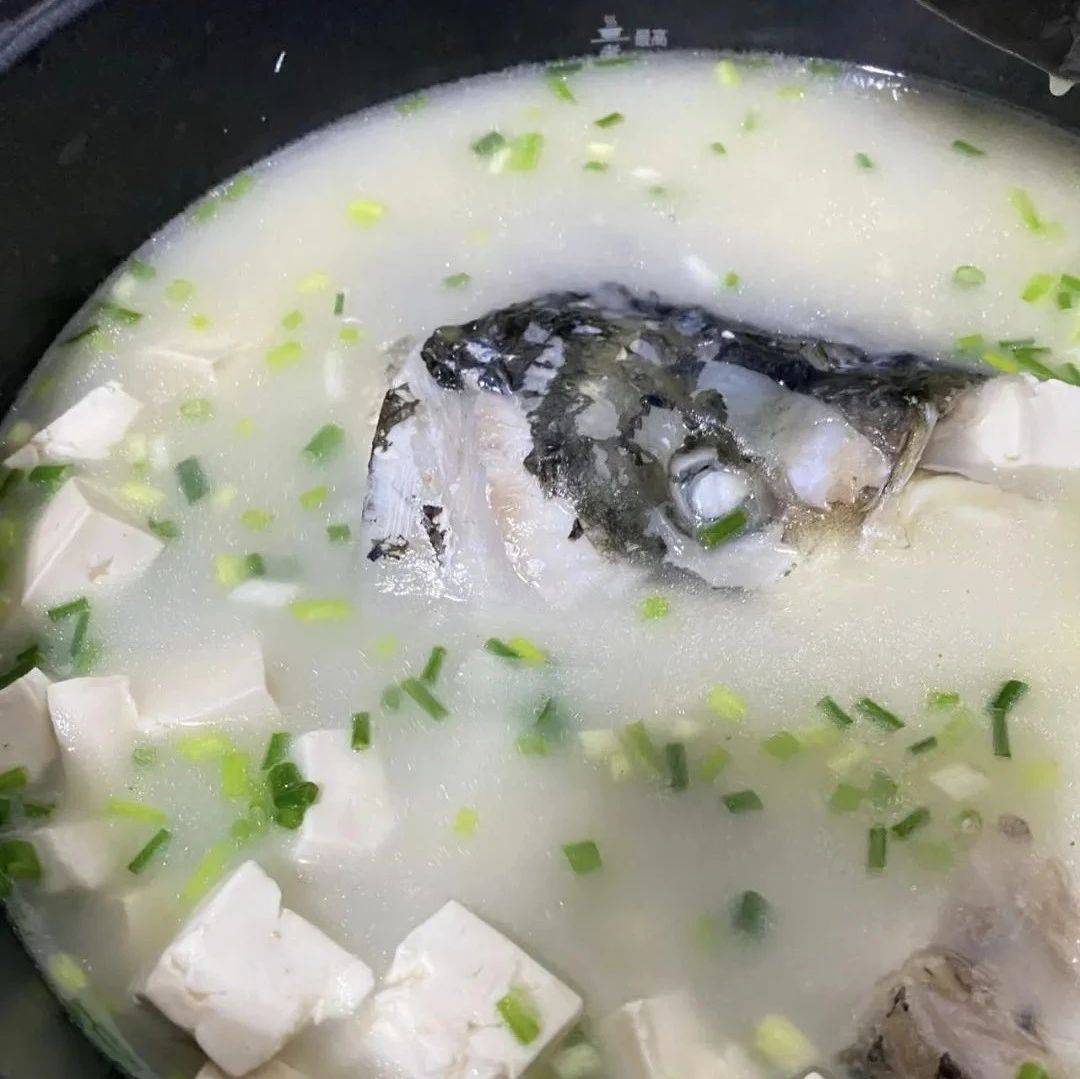 鱼头汤的家常做法，汤汁奶白香浓好喝_口感_香气_加入适量