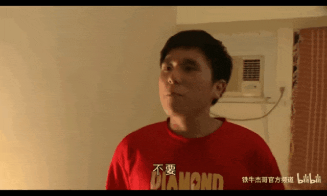 其实是要脱掉阿伟裤子,虽然阿伟平日里吊儿郎当,但他本性善良,而且有