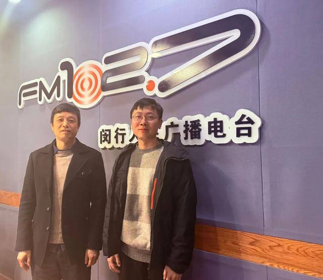 闵行区绿园所公园管理科科长 彭海（左）莘庄公园园长 郑良（右）莘庄梅