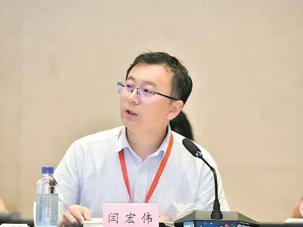 图为全国人大代表闫宏伟参加包头两级法院举办的"包你满意 法安鹿城"