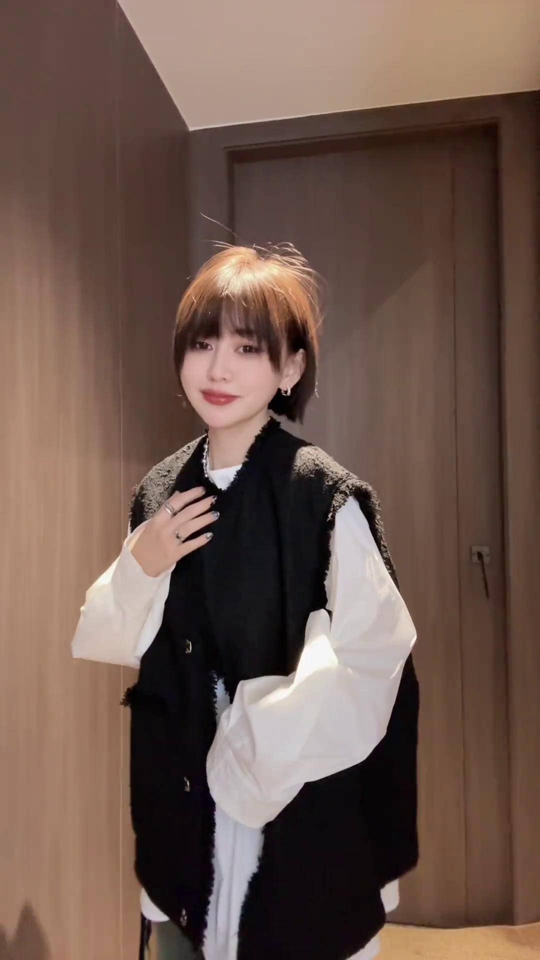 别浪费今天的精灵耳 短发女生 开春搭配