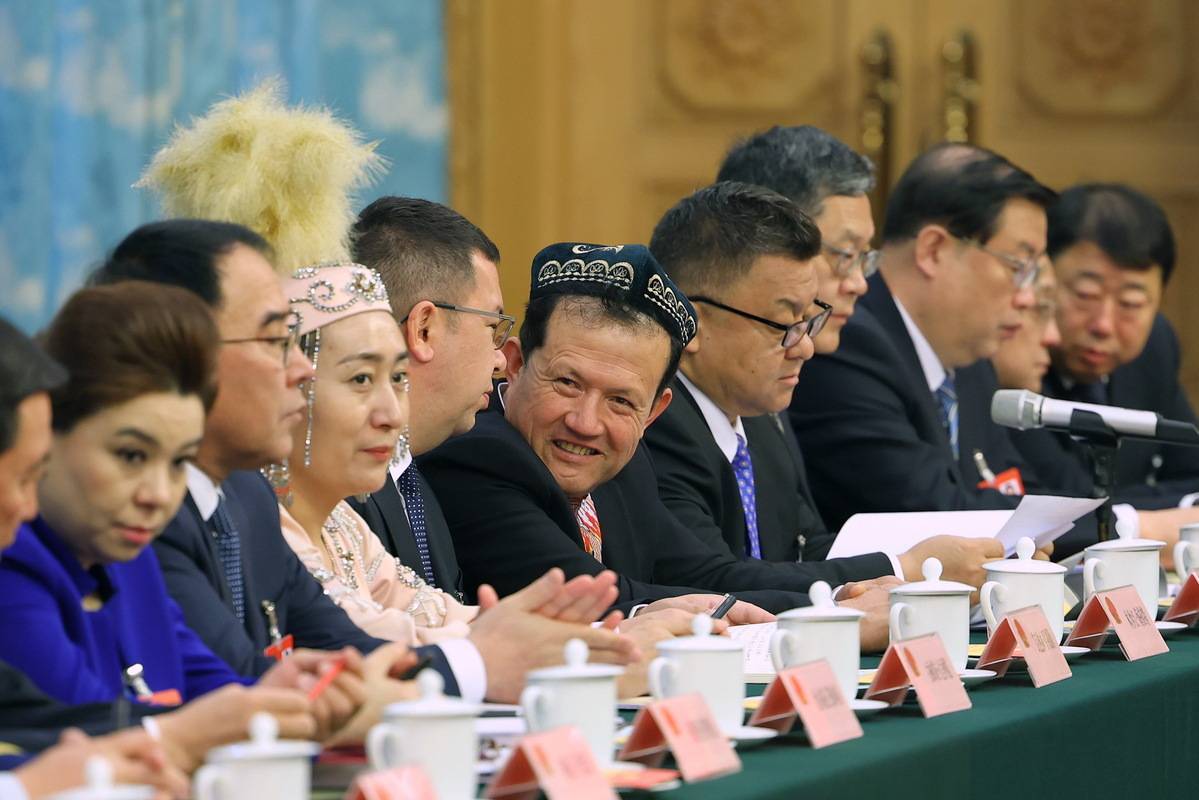 新疆代表团举行开放团组会议