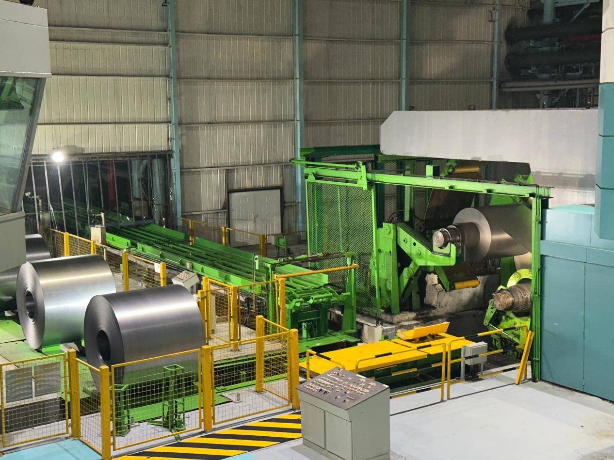 辽宁本钢板材冷轧总厂第三冷轧厂车间,全长301米的生产线上,轧机轰鸣