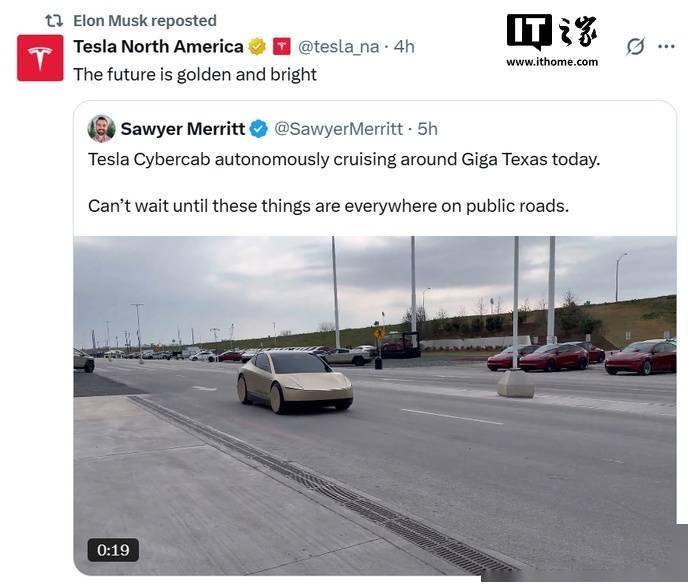 特斯拉金色 Cybercab 无人驾驶出租车亮相得克萨斯超级工厂