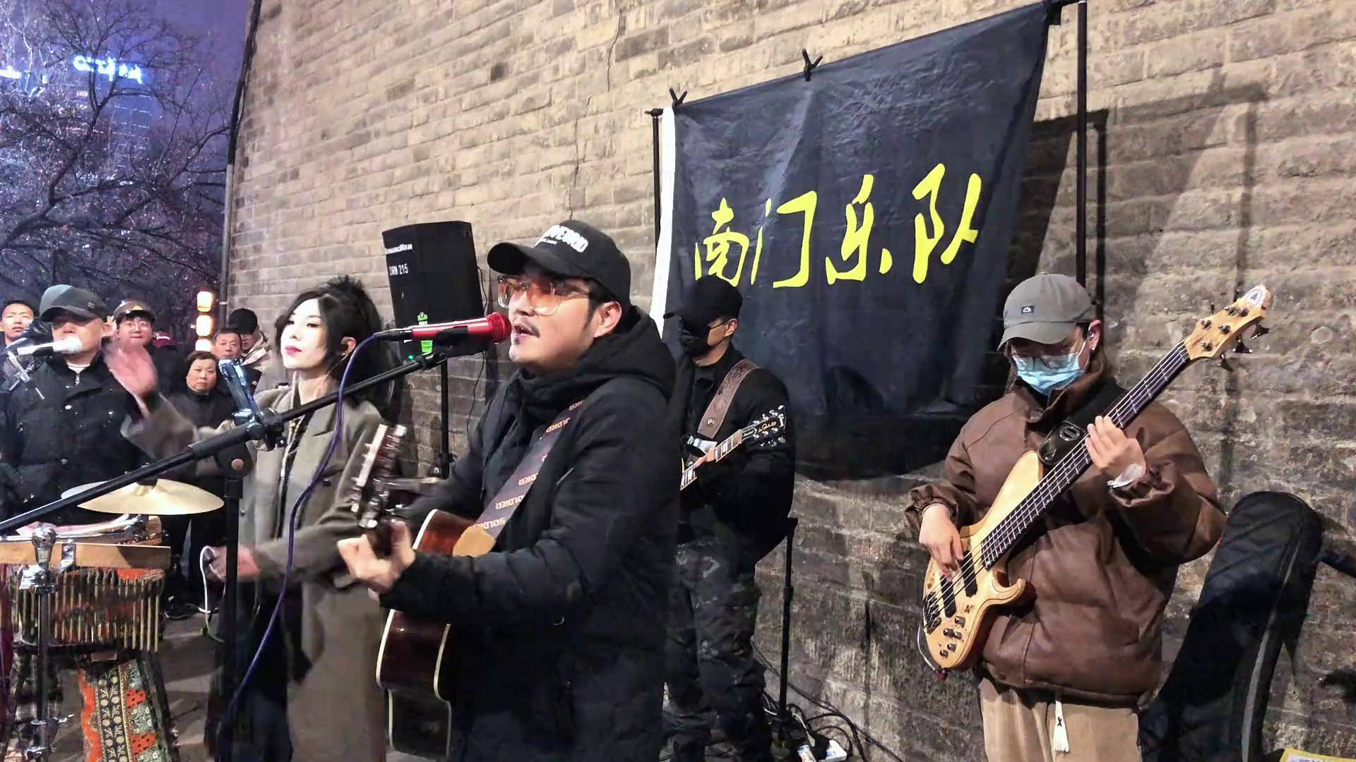 轻松一下~今晚来南门乐队吧!今晚20点南门西边门洞不见不散!