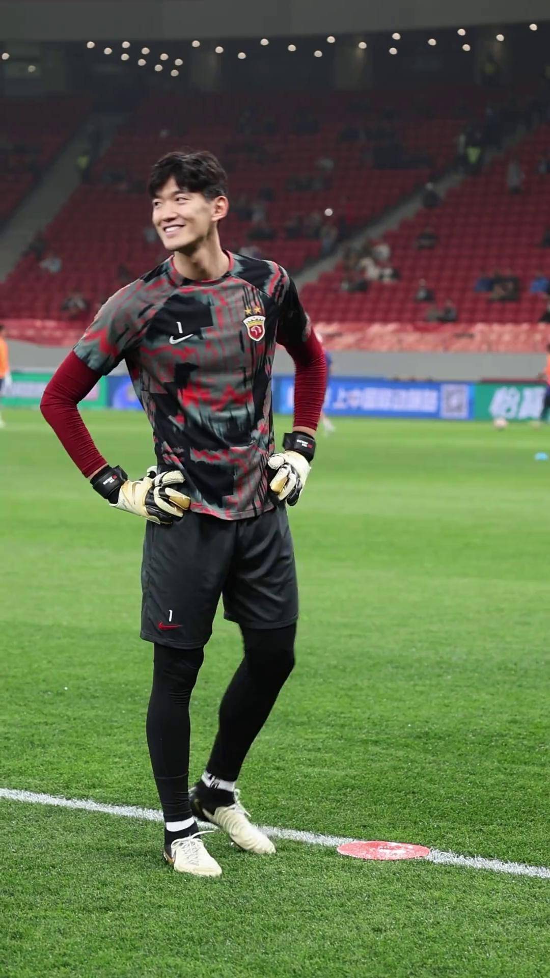 上港赛前颁奖活动颜骏凌达成300场中超里程碑武磊荣膺第四轮最佳球员