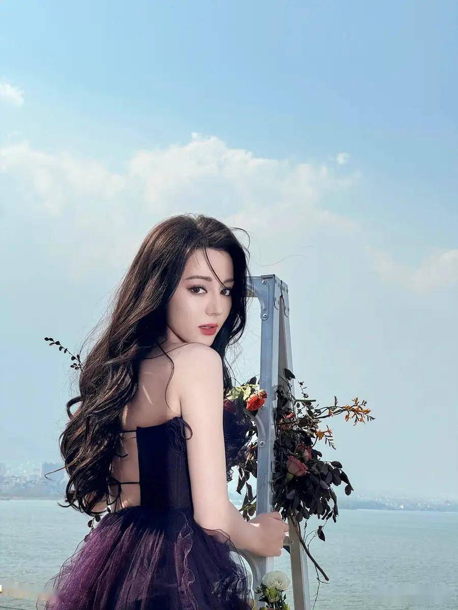 迪丽热巴穿深紫色露背纱裙,大波浪卷发尽显妩媚风情