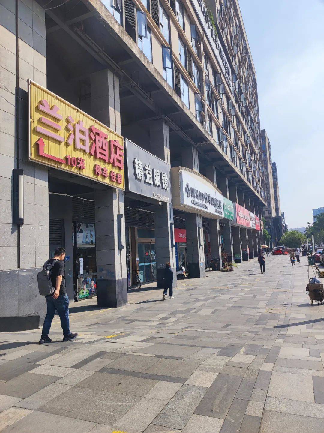 雨花区服装店：春日穿搭新趋势