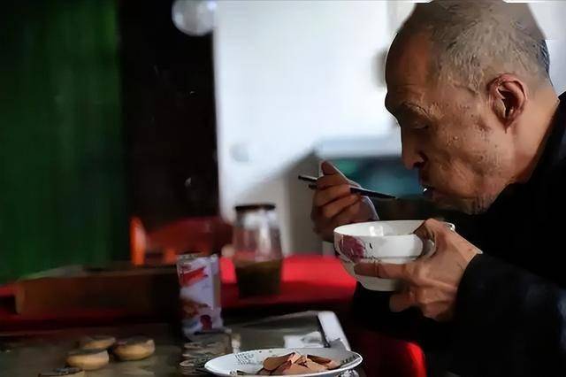 警惕！这些常见食物正悄悄损害老人健康，老年人饮食新认知：简单饮食胜“美味”陷阱