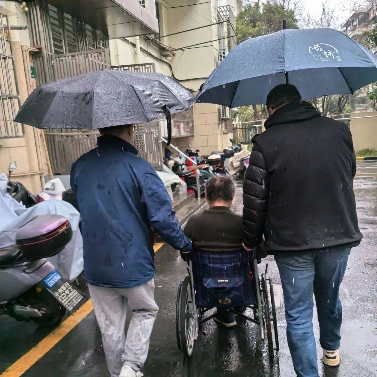 风雨中的守护者，他们暖心救助摔倒老人_长桥街道_归先生_社区