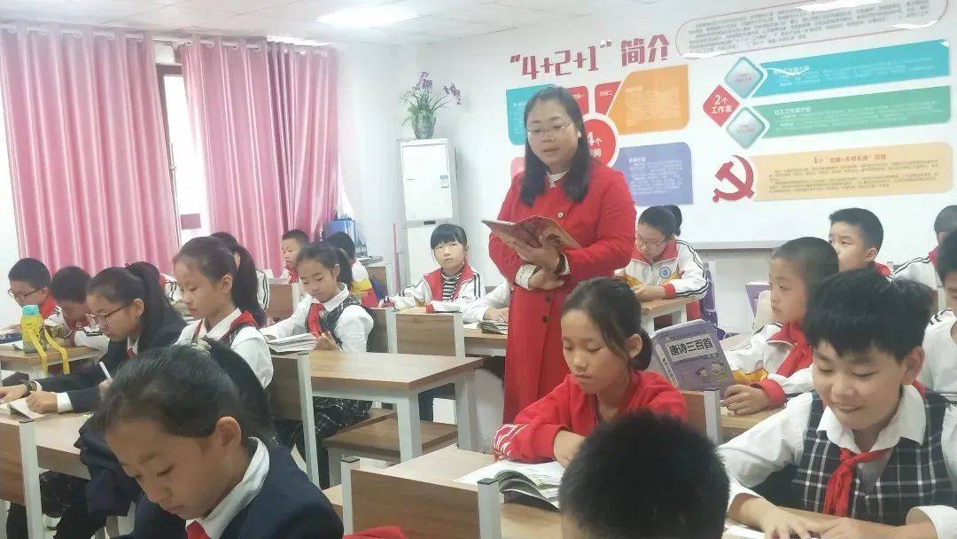 乐鱼体育-LEYU乐鱼体育官方网站-LEYU SPORTS走近身边榜样社区里的宝藏老师