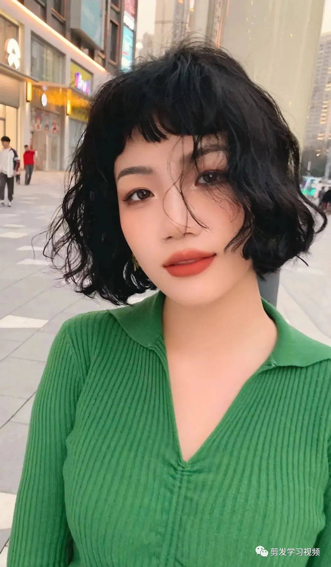 长短都可以烫的法式卷搭配短发真的很减龄眉上刘海有点卷俏皮又可爱