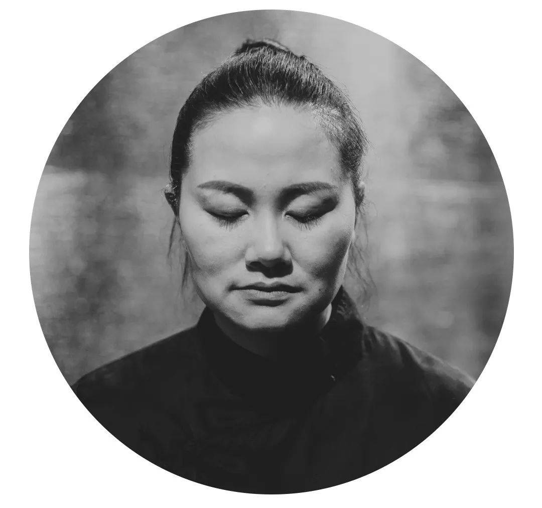 古琴演奏家巫娜师从古琴名家赵家珍女士和李祥霆先生,她曾与窦唯等