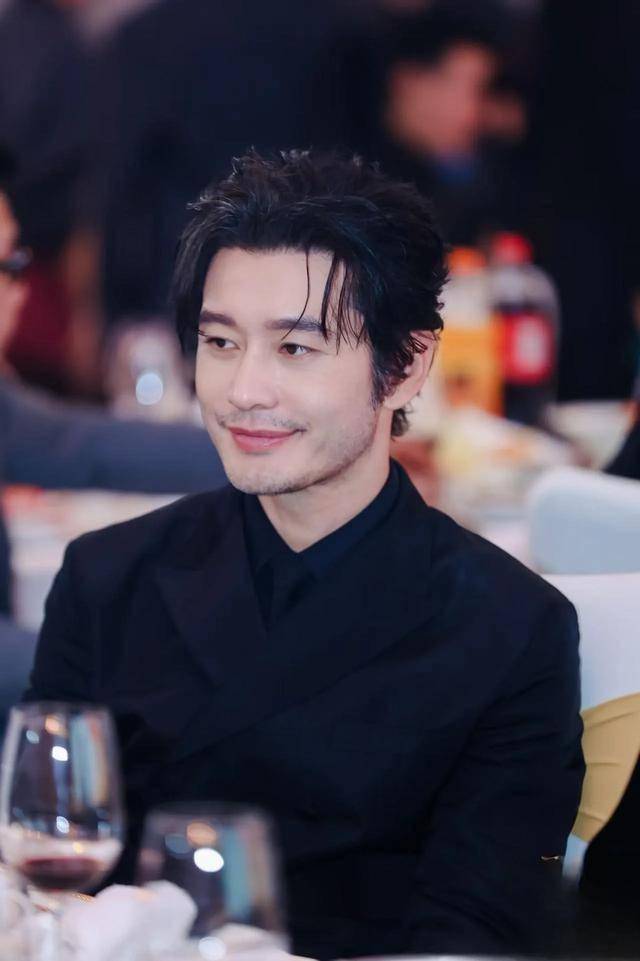 46岁黄晓明逆生长!瘦身留胡帅成小鲜肉,网友:山东男人天花板