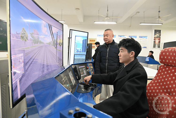 3月18日,在重庆某职业学院,学生正在上城市轨道交通实训课.
