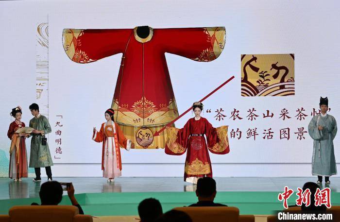 中国人民大学-南平专属定制汉服”亮相第二届武夷论坛平行分论坛_