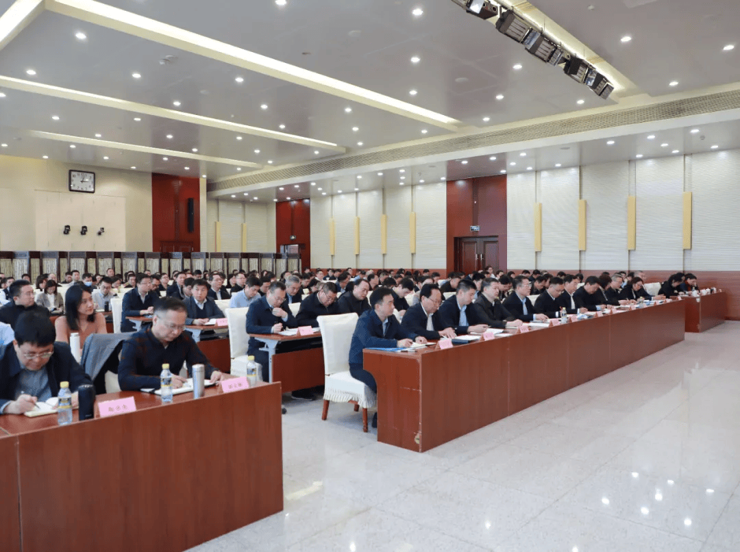 局党组成员,副局长李自军,金艳丽,谢清华出席会议,分别传达有关精神