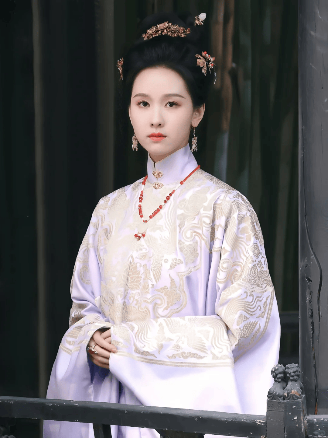 至于头饰,万宝德作为一家知名的传统首饰品牌,其设计风格与明朝汉服