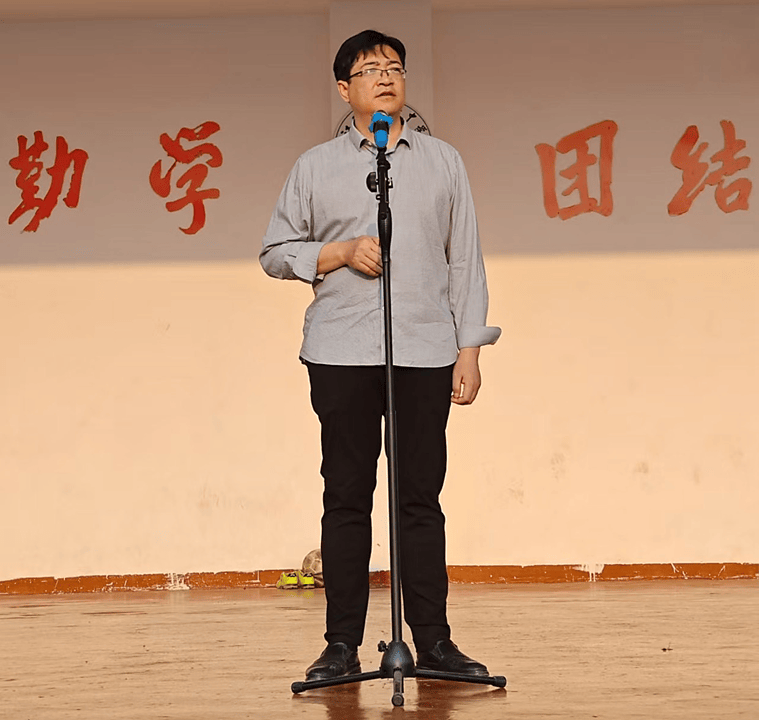 信丰中学召开高二年级第二学期第一次月考表彰大会