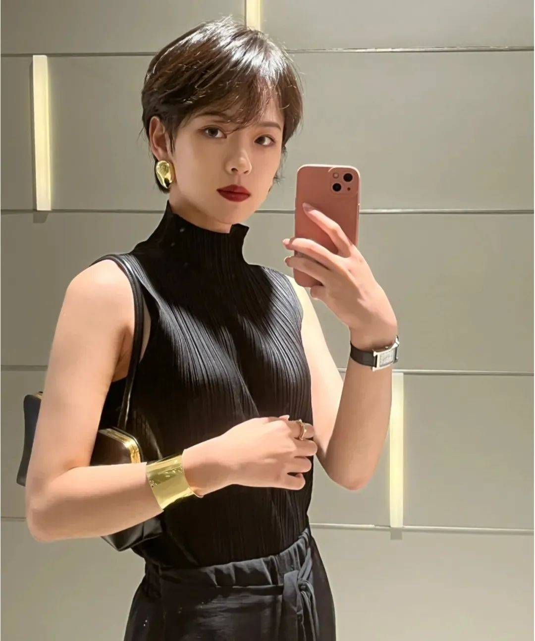 超短发小姐姐