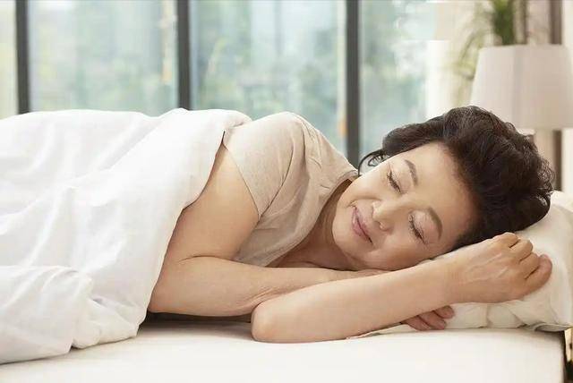 告别“8小时睡觉论”，60岁后这样睡才健康！