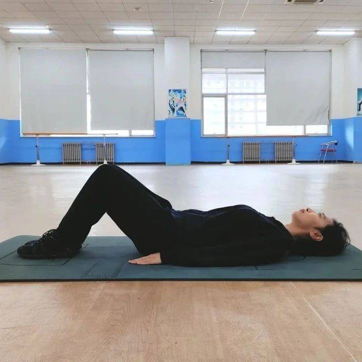 仰卧卷腹的标准动作和训练方法来了！_上体_双手_双腿