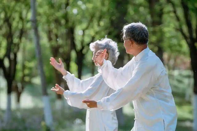 告别“8小时睡觉论”，60岁后这样睡才健康！