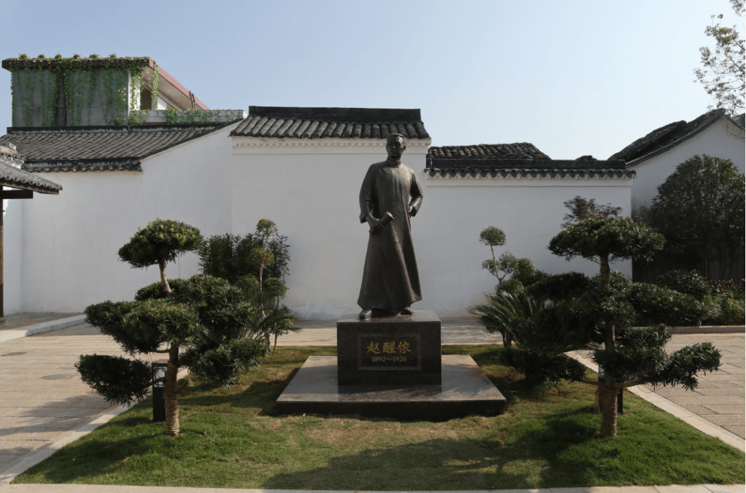 赵醒侬,原名赵性和,1899年出生在南丰县一个贫寒家庭