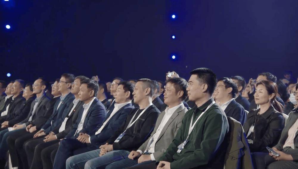 雷军百人会演讲致谢多方，小米汽车成绩亮眼！