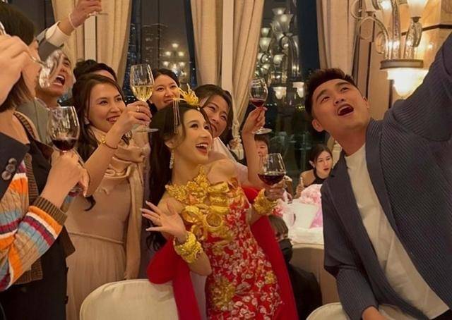 恭喜香港女星嫁日本人在五星级酒店结婚换7套礼服风光出嫁(图2)