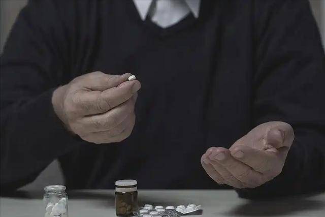小心！身边的老年痴呆隐形“推手”，远离这些物品，给大脑上把“安全锁”
