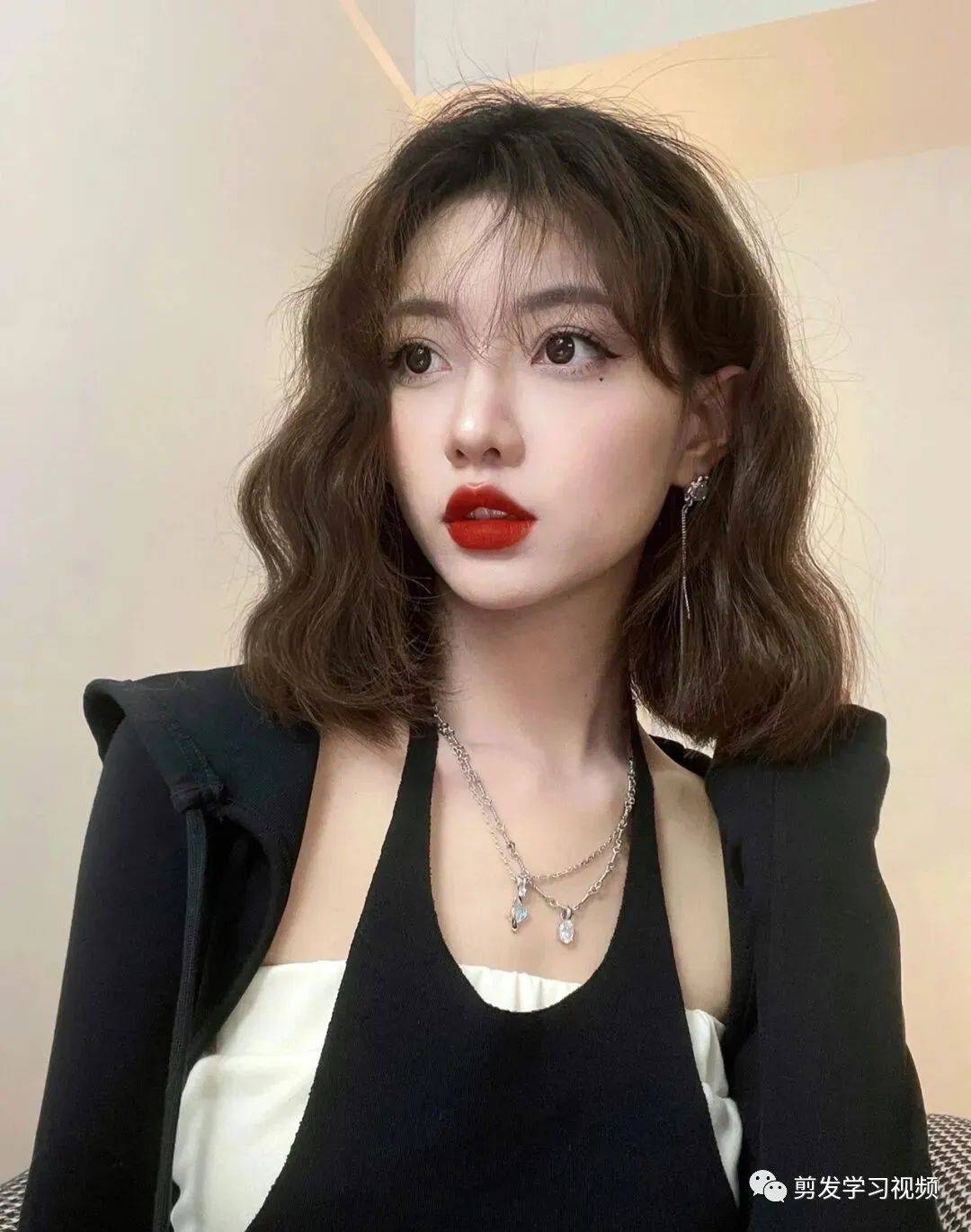 短发烫了烫 很减龄