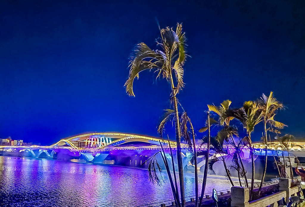 海南陵水:知音桥夜晚灯光璀璨