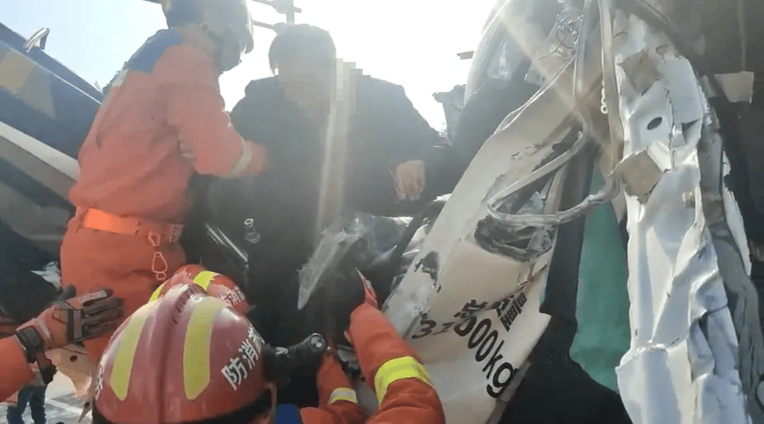 南通发生一起车祸,车头几乎被压扁!