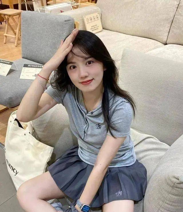 极品新晋推特校花级女神绝了女大学生因颜值过高走红网友：像极了我的初恋