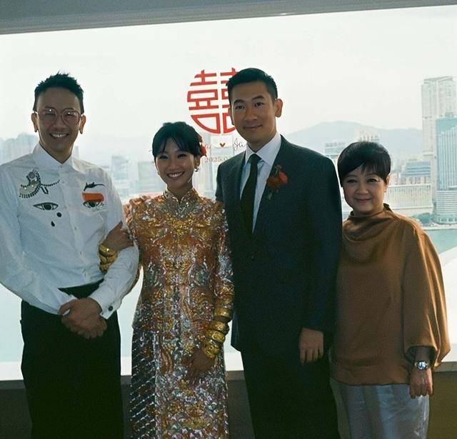 恭喜香港知名星二代结婚晒胶片婚纱照戴各种金器风光出嫁(图8)