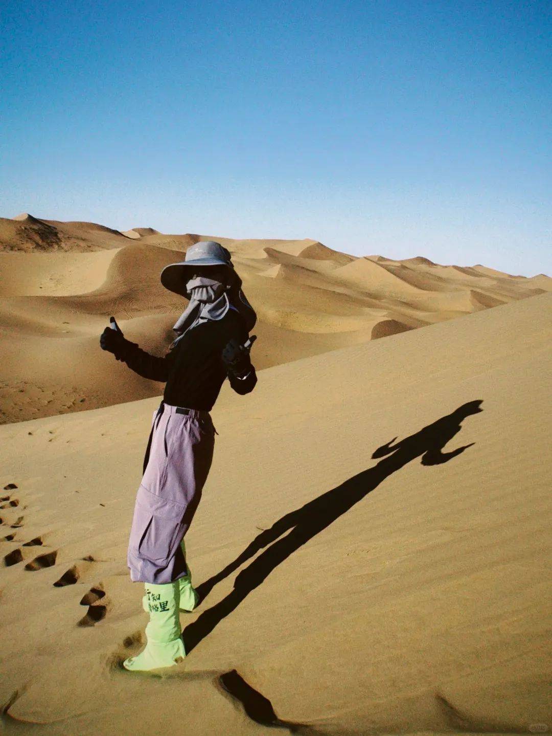 进入腾格里沙漠,你会看到连绵不绝的沙丘如