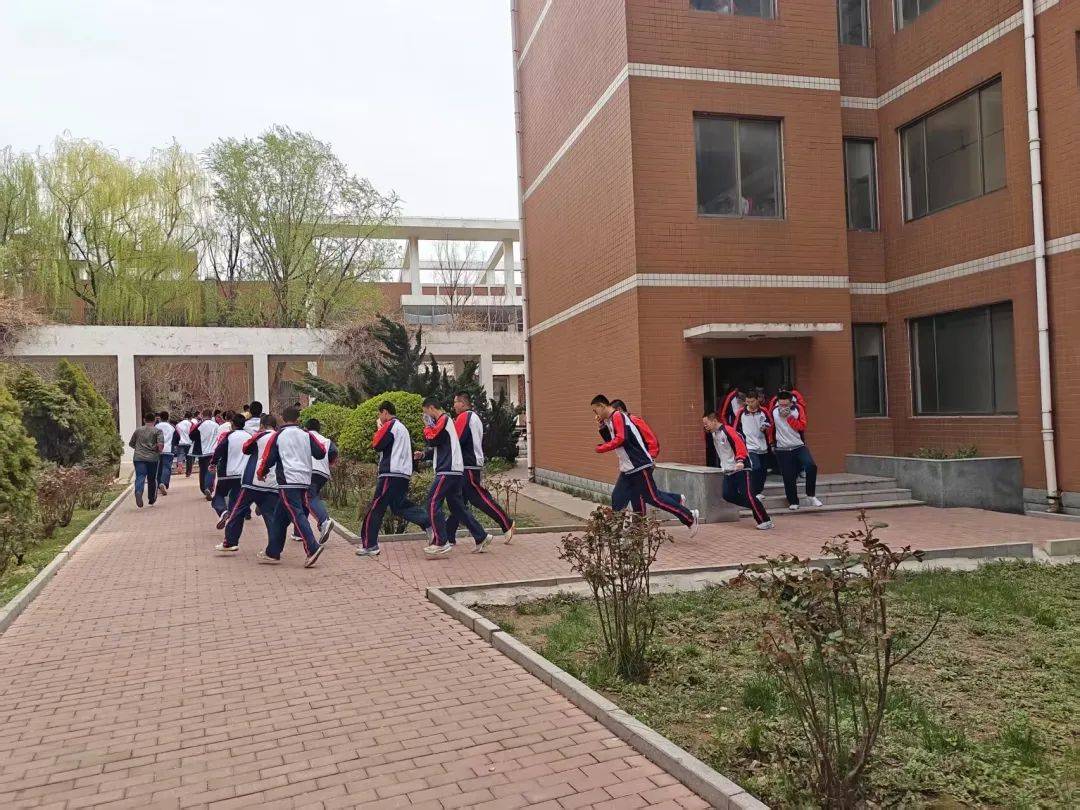 广饶一中开展宿舍消防应急疏散演练