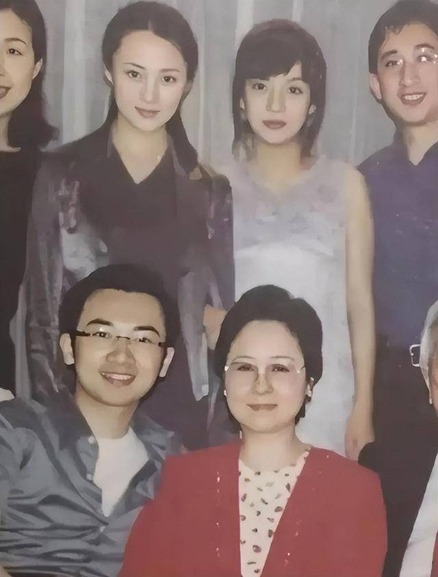 的赵薇,一双大且灵动的眼睛可爱又充满灵气,可在跟蒋勤勤合照的时候