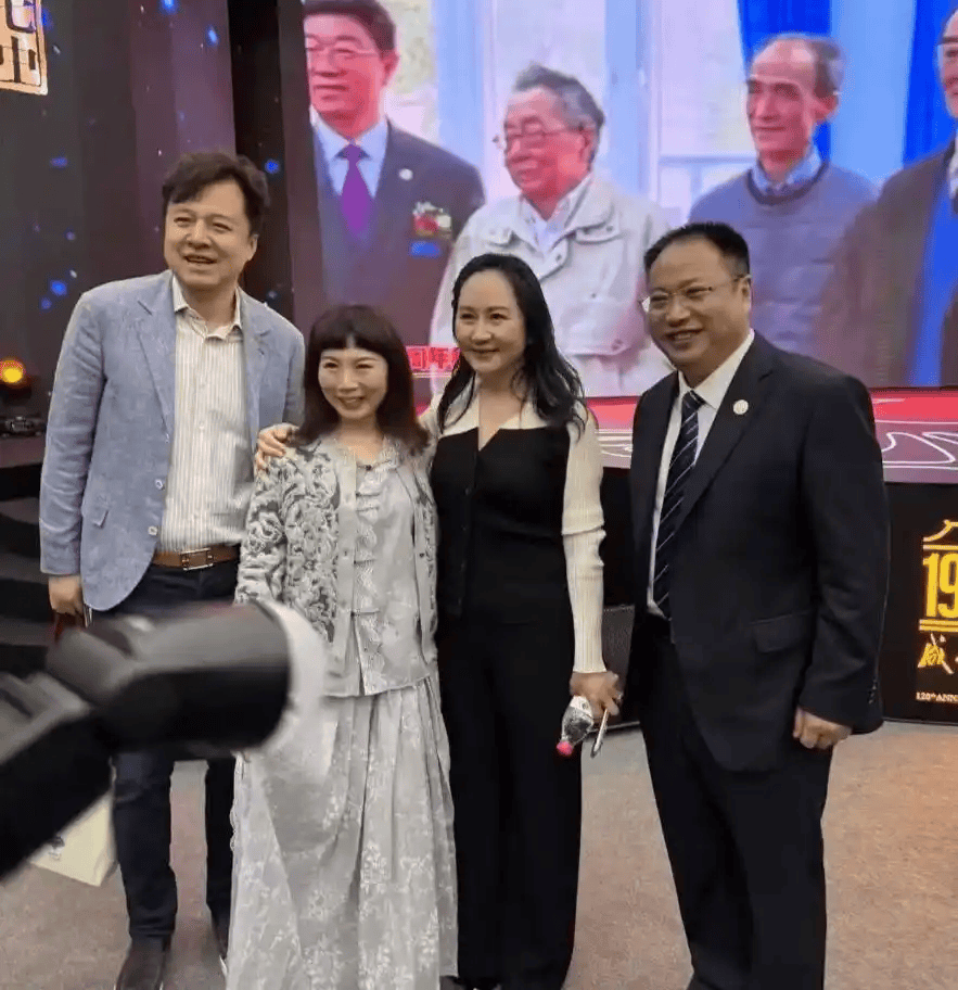 孟晚舟夫妇回母校成都七中庆120周年,亲切签名引学生热捧!_恩师_校庆_刘晓