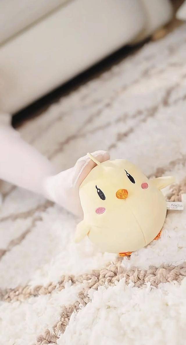 碧蓝航线:叉子宝宝cos光辉,白丝玉足踩小鸡!