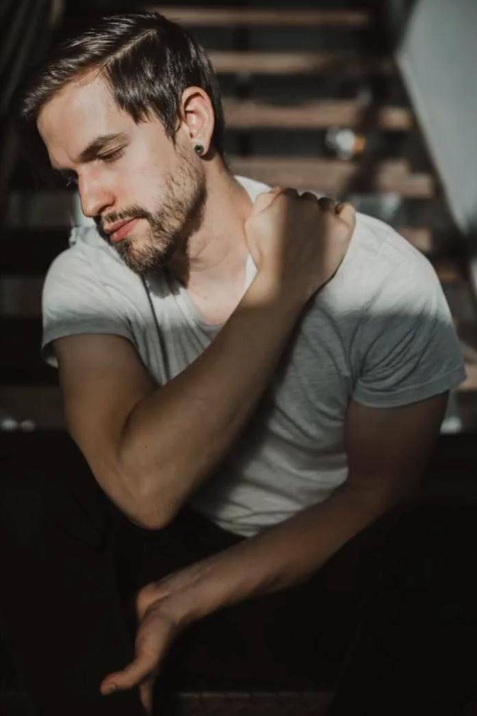 男生拍照片怎么摆pose最好看?