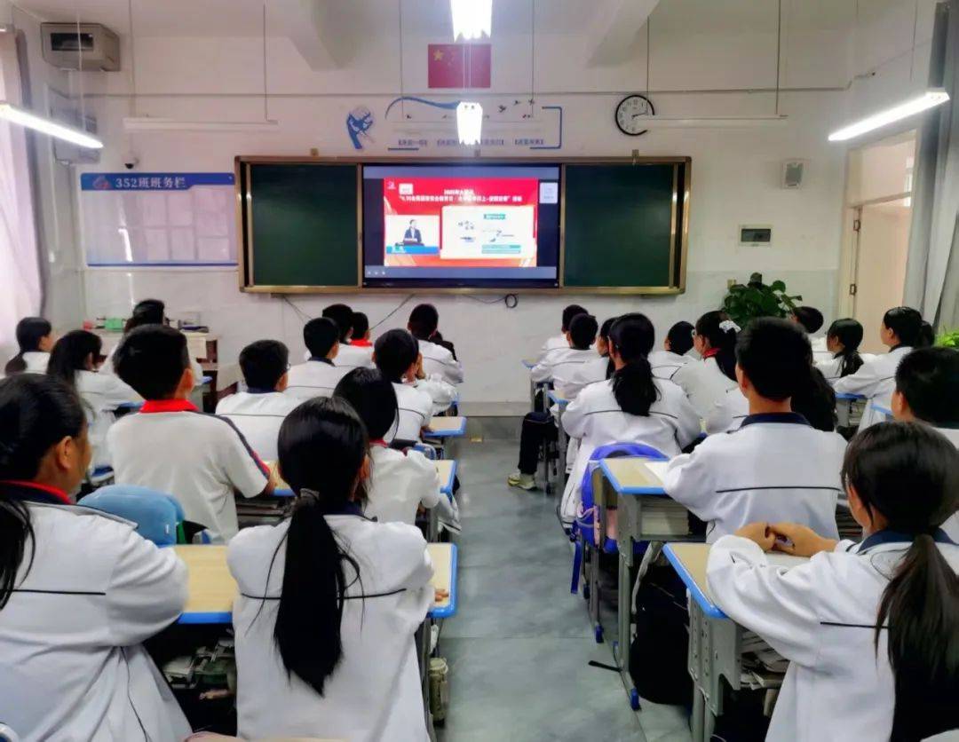 观看后,弥城中学学生杨梓萱分享自己的学习心得:"没想到在网上随意