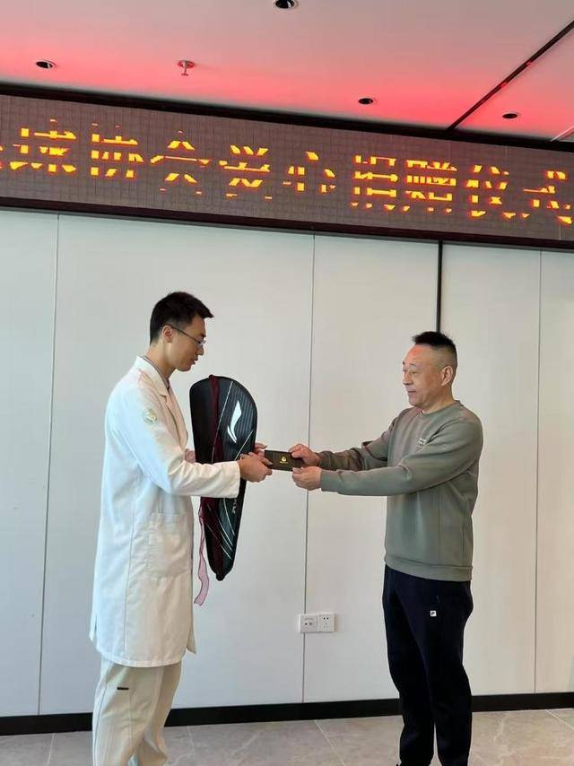 乳山市羽毛球协会：爱心传递与运动推广
