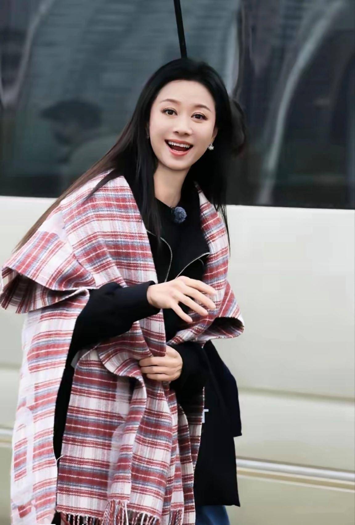 "祝无双"倪虹洁46岁状态佳,特会穿,一身牛仔毫不费力把美定格