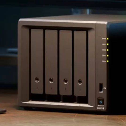 群晖 DS925+ 四盘位旗舰 NAS 上架:双 2.5G 网口、4GB DDR4 RAM,4999 元起_硬盘_原厂_支持