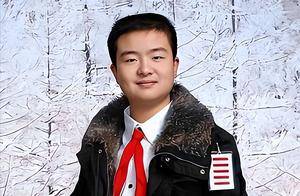 “五道杠”小学生,曾因一脸“官相”而走红,如今状态却令人泯然_黄艺博_少年报_神童