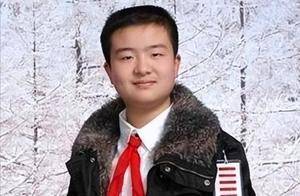 “五道杠”小学生,曾因一连“官相”而走红,如今状态却令人泯然_黄艺博_网友_照片