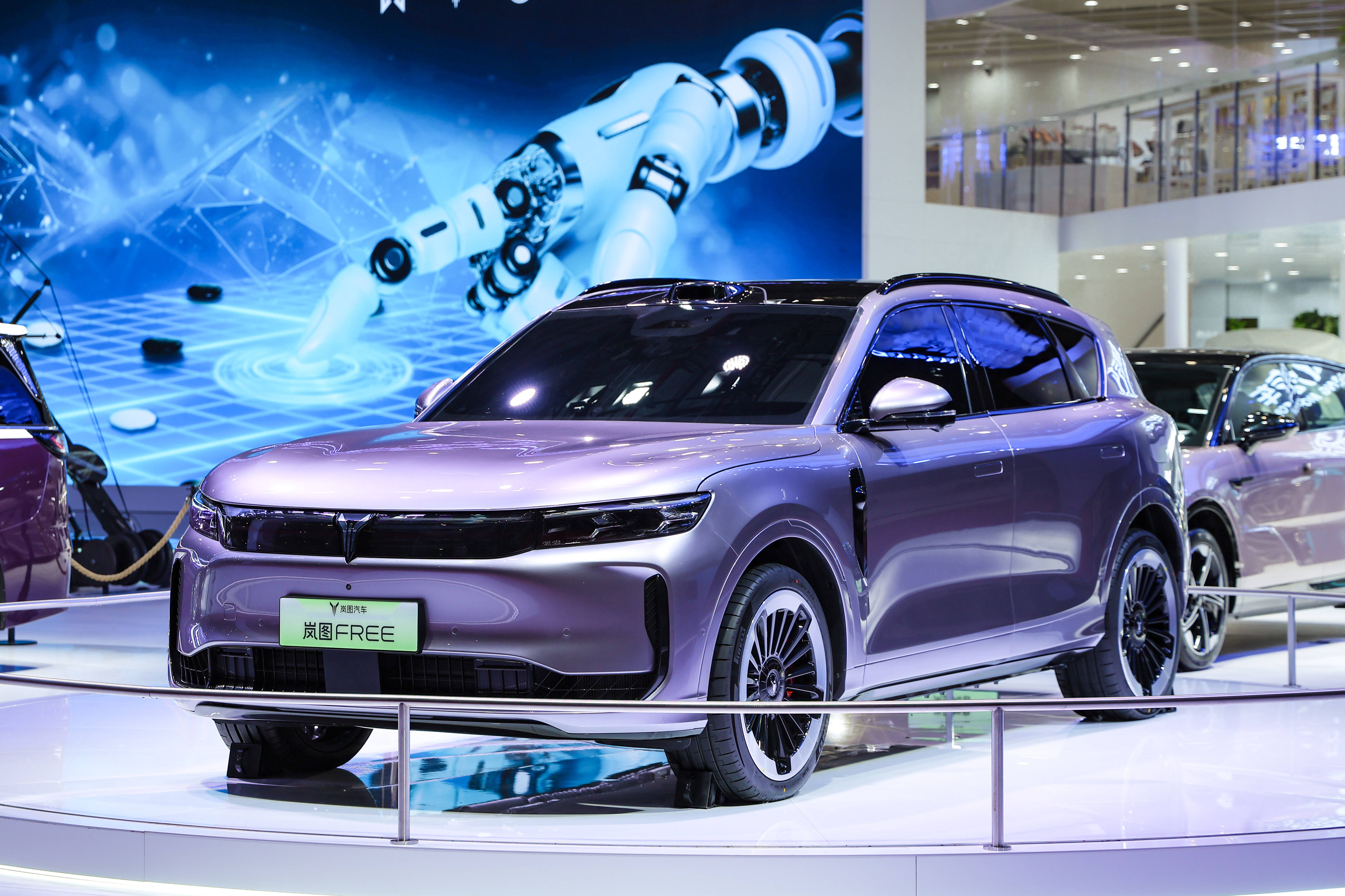 岚图汽车在上海车展推FREE+新车 搭载华为乾崑智驾和鸿蒙座舱_搜狐汽车_搜狐网