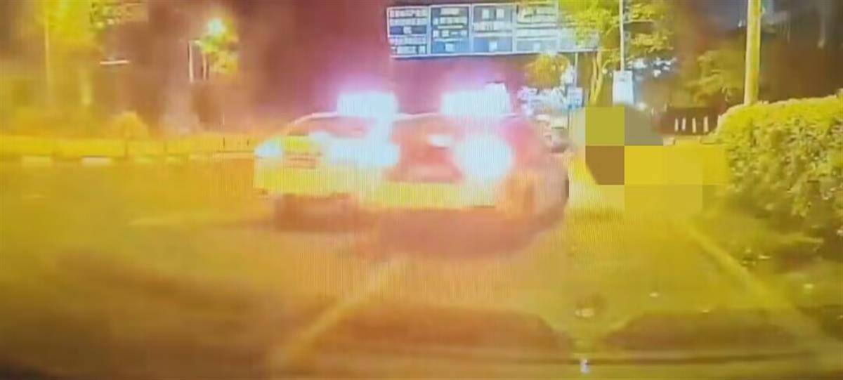 网友称贵阳两辆出租车为了抢客把乘客撞翻，交通局：正在调查